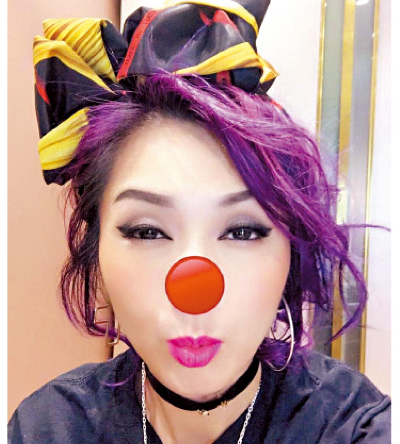 千嬅以充滿喜劇感的造型,配合籌款主題。