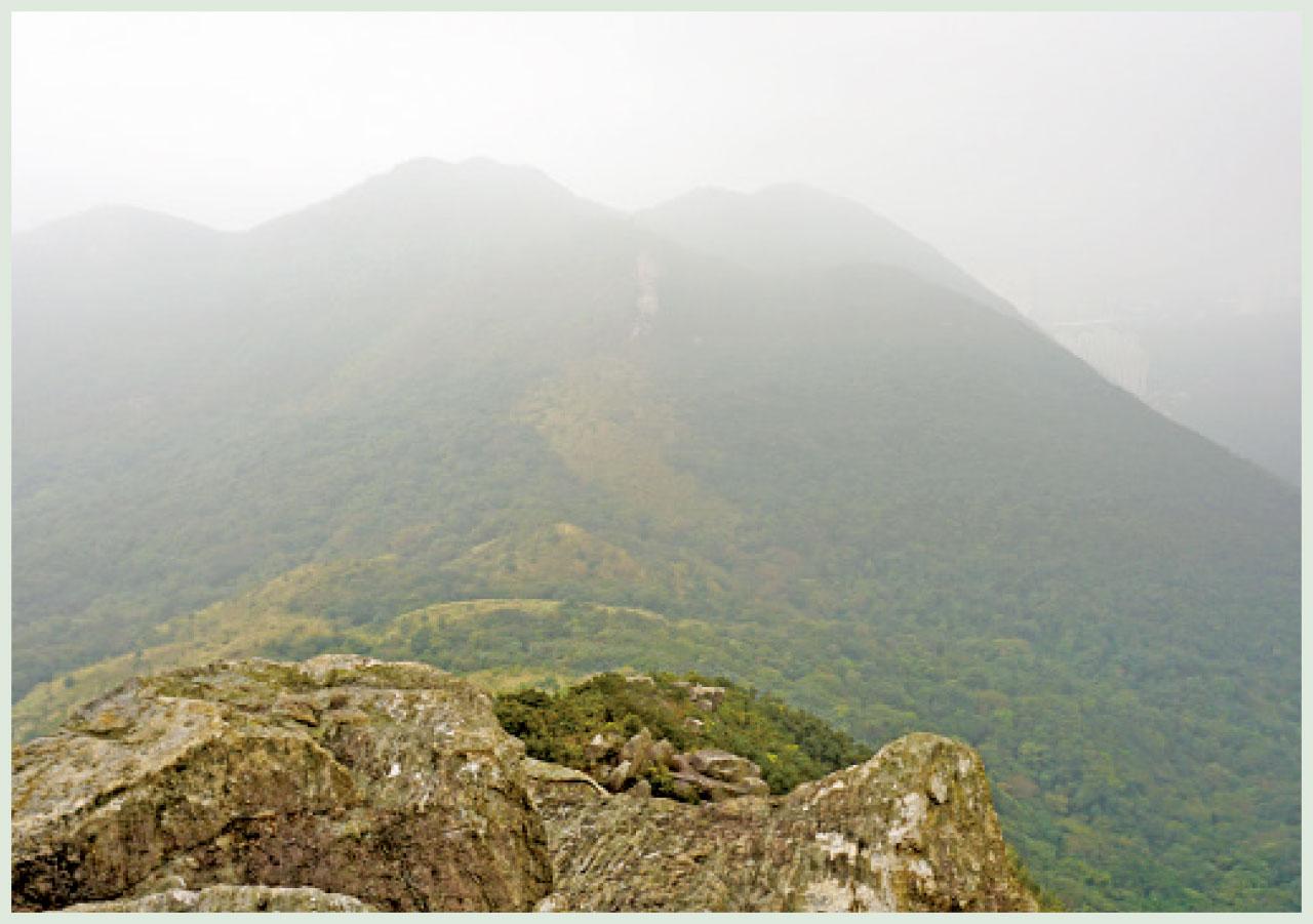 從石牙險脊直望女婆山。