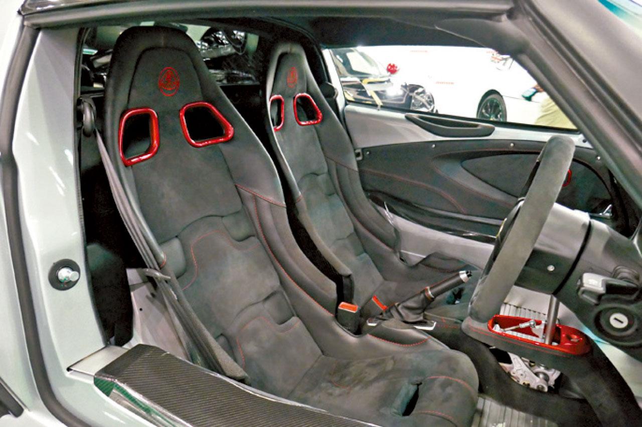 由碳纖製的桶座,可配合四點式安全帶用。