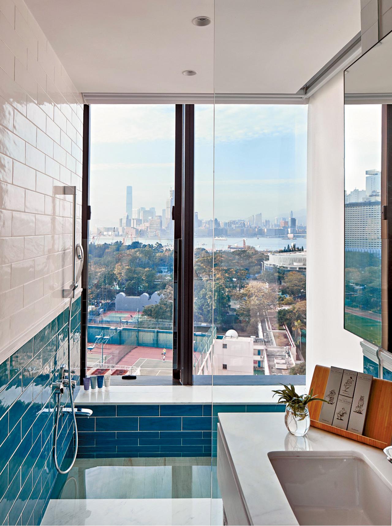 部分房間浴室可眺望維港景致。