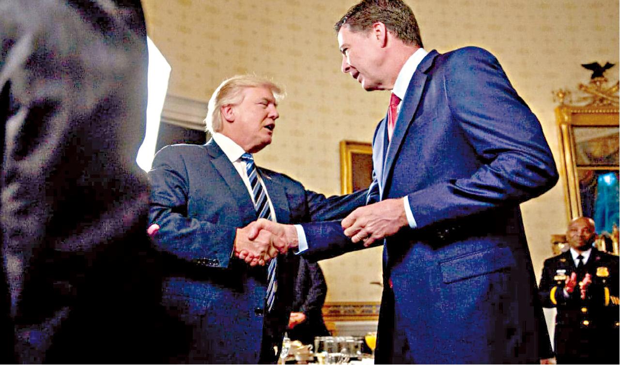 特朗普(左)1月22日在白宮公開接見科米。(資料圖片)