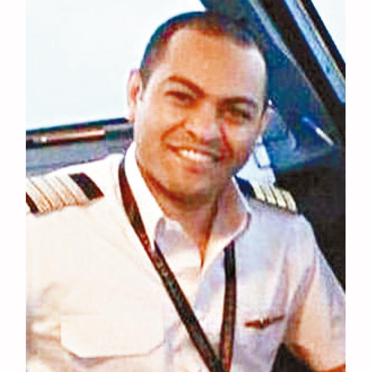 沙克爾疑在駕駛艙為其iPad充電。