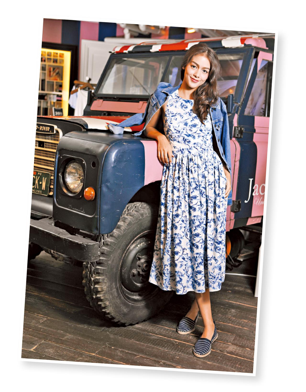 蓋白色碎花連身裙 $1,100
牛仔褸 $880
深藍色草編鞋 $310