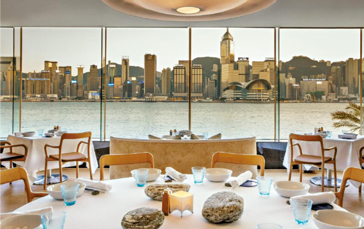 無敵海景配上藍白色餐具,加上牆上的魚類及貝類的拓印畫,氣氛輕鬆不拘謹。