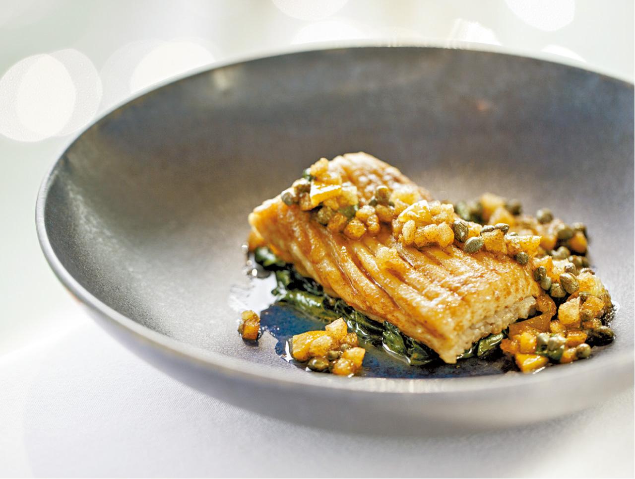 懂得吃魔鬼魚的,除了在新加坡外,法式也很不錯,本來魔鬼魚魚肉就很夠彈牙,但能夠提升到油潤的一面,法式牛油煎是極好的做法。