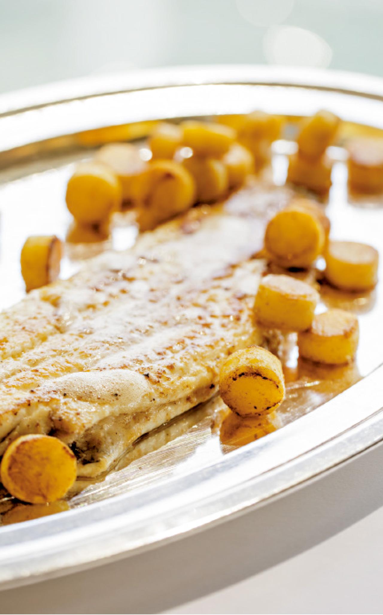 原條龍脷跟足傳統在你面前起皮拆骨切件,魚肉的彈牙是龍脷中少見的。