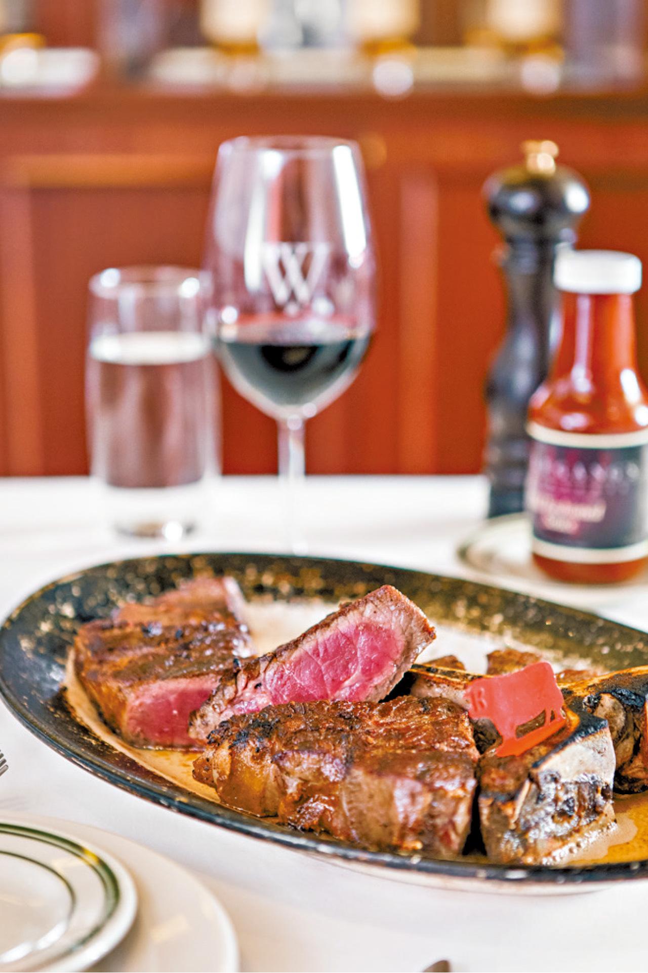 Porterhouse在美國運來後再乾式熟成28日,2人分有一公斤重,其實夠三人吃,不然吃了扒就甚麼也吃不下了。