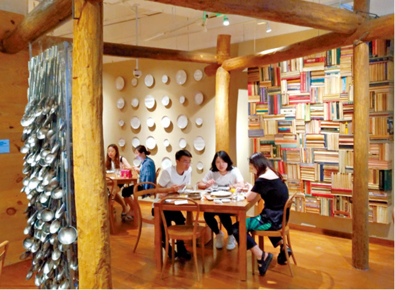 MUJI Diner空間設計創新大膽,書本、炊具、酒杯都成為了牆飾或分隔空間的素材。