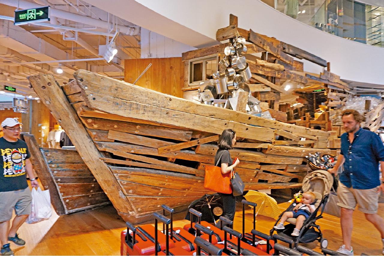 店舖空間大,可以有更大膽的室內空間設計,難破船成為淮海中路店的標誌。