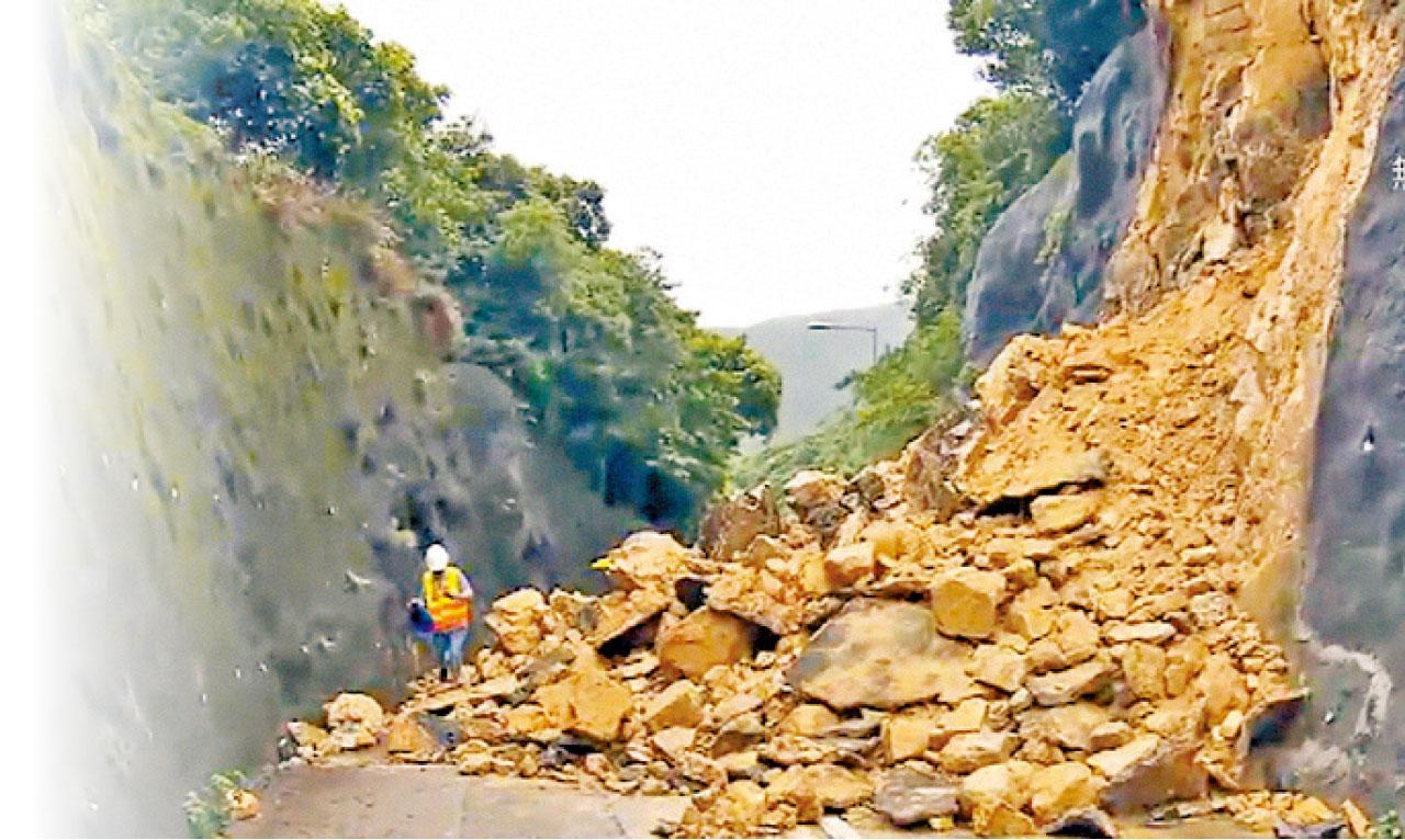 大潭道有山泥傾瀉。