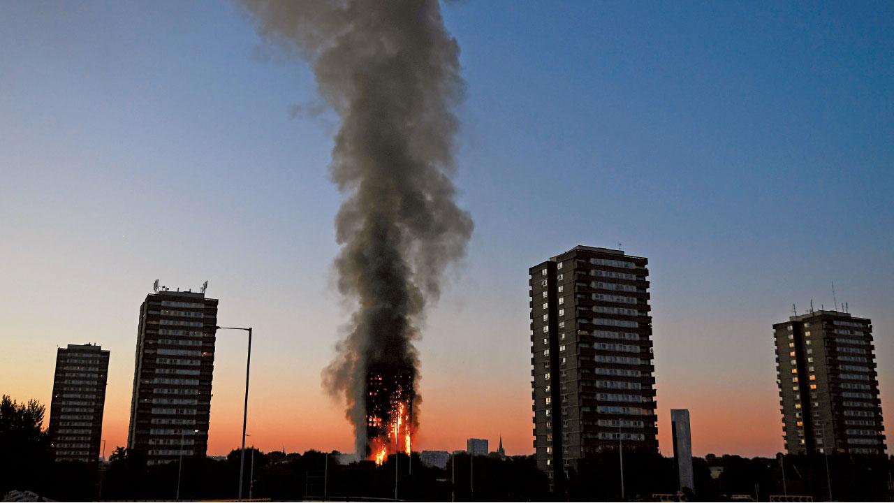 火燄吞噬整棟大廈。(路透社、美聯社、互聯網)