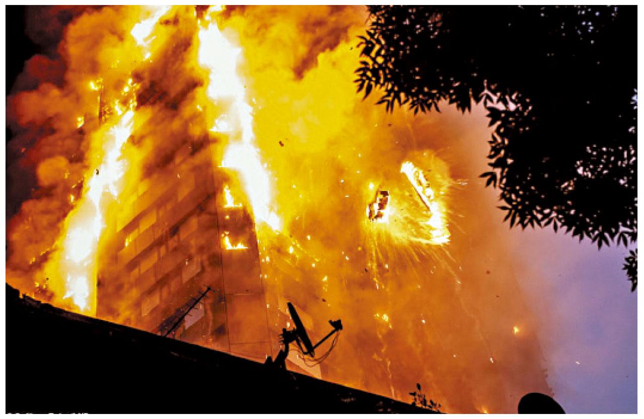 大廈陷火海,著火雜物飛下。