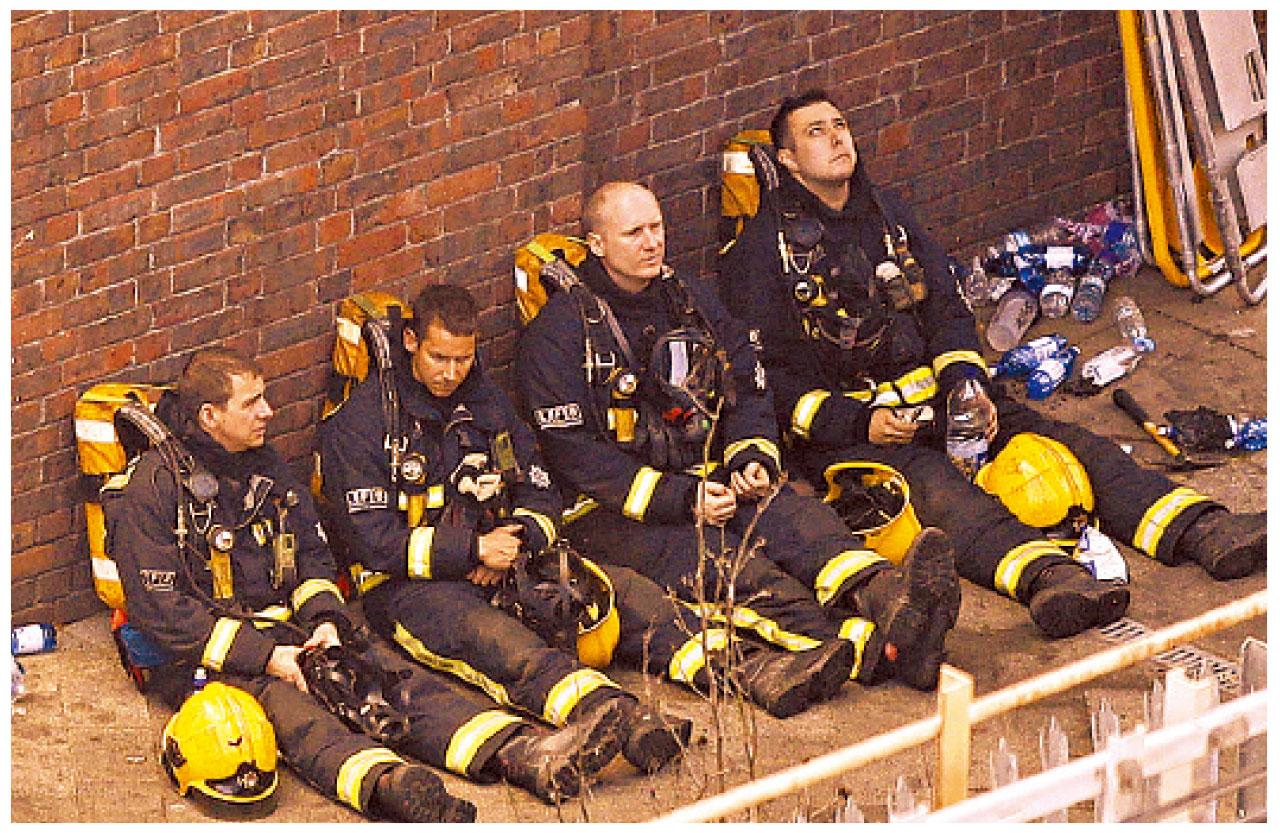 消防員通宵救火筋疲力竭。