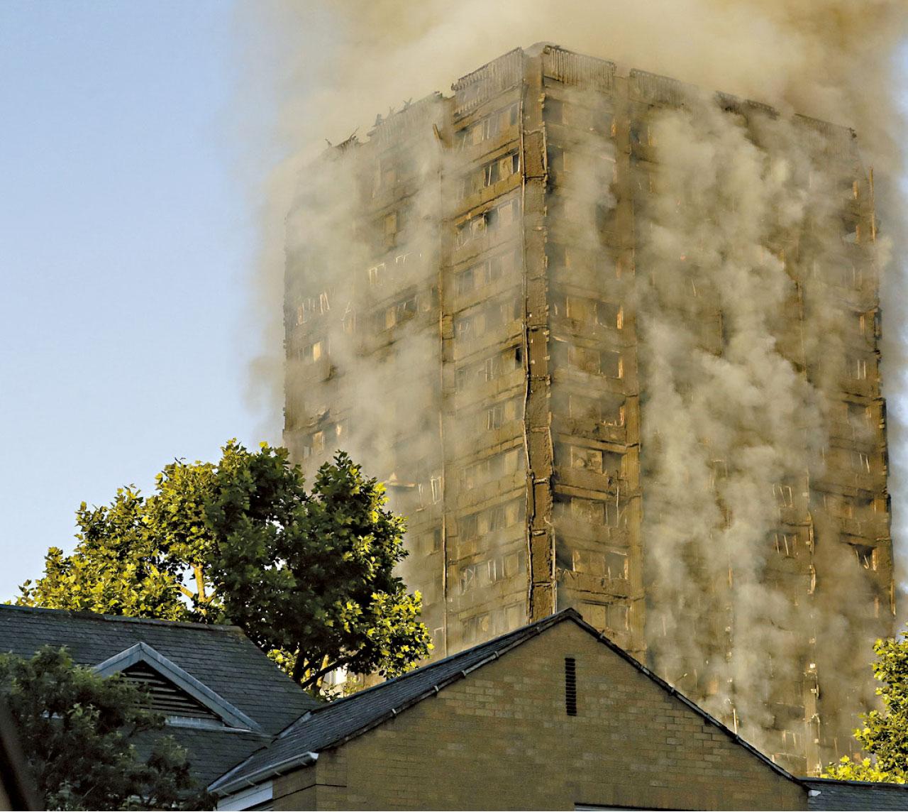 整幢大廈燒至昨早,剩下支架,有倒塌危險。(美聯社)