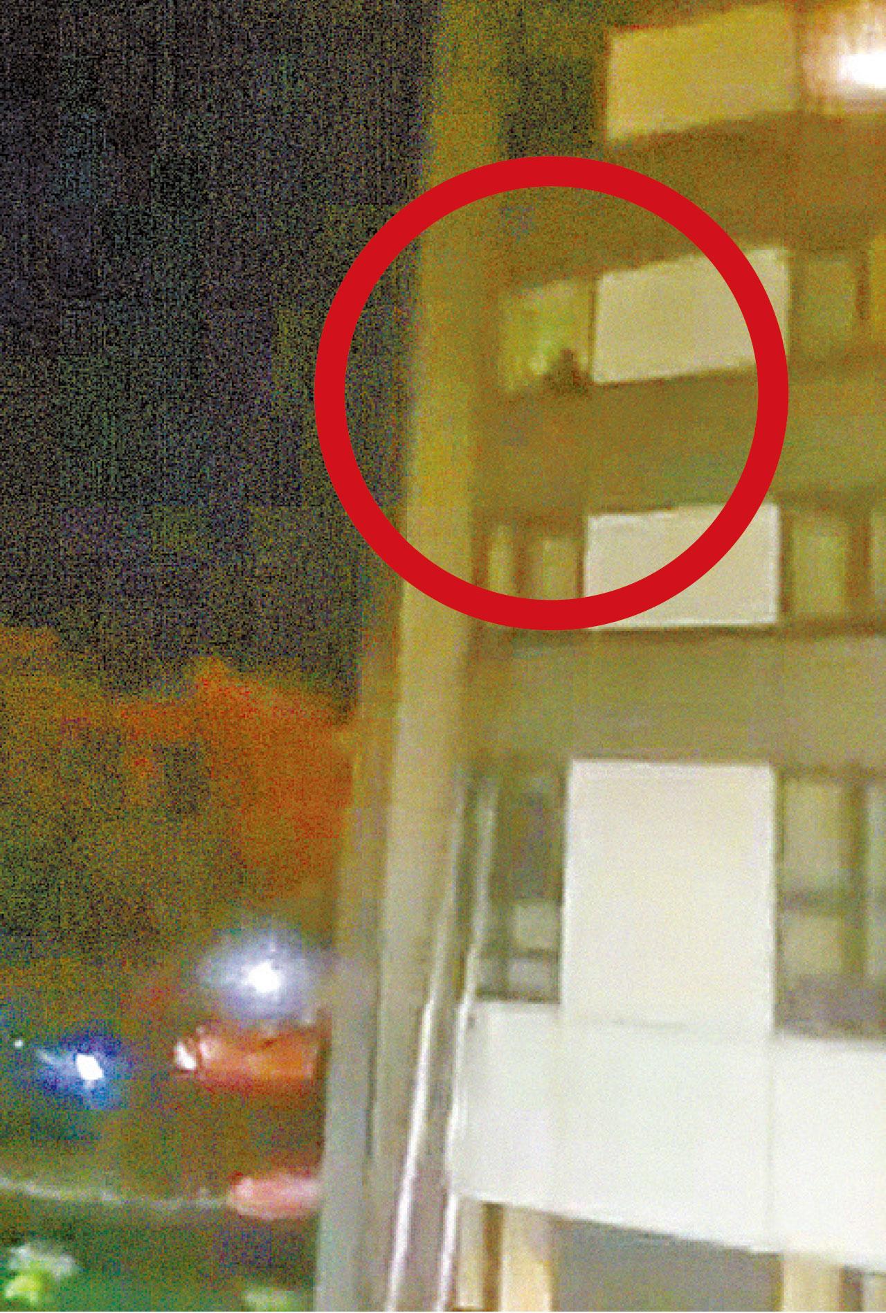 雲梯僅達8樓,未能拯救高層被困居民(紅圈)。