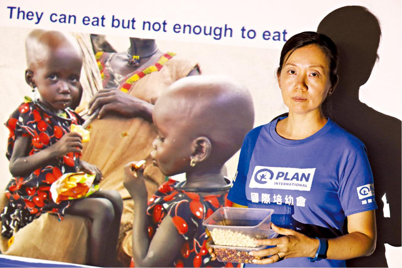 蕭美娟讓小露(左)初嘗吃餅乾的滋味。