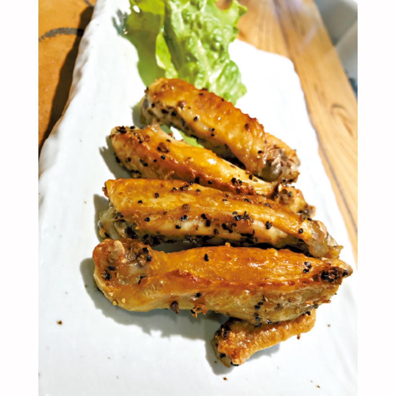 山椒烤雞翼,雞翼烤得皮脆肉嫩,山椒香滲進雞肉之中,相當香口。