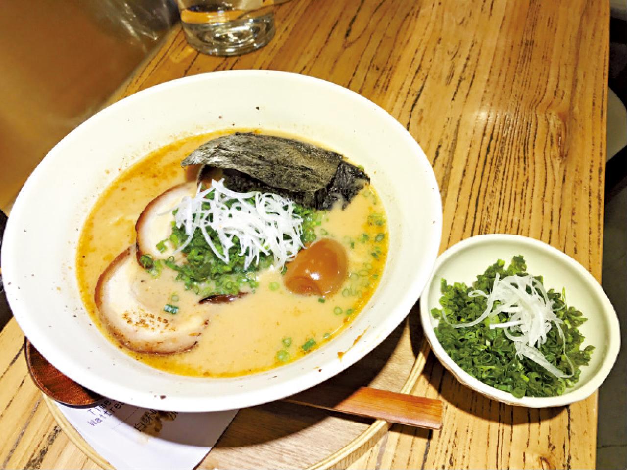 白味噌拉麵,白味噌湯濃郁不甜膩,喝一口能既溫潤又舒服。兩塊叉燒和一隻溏心蛋分量適中。