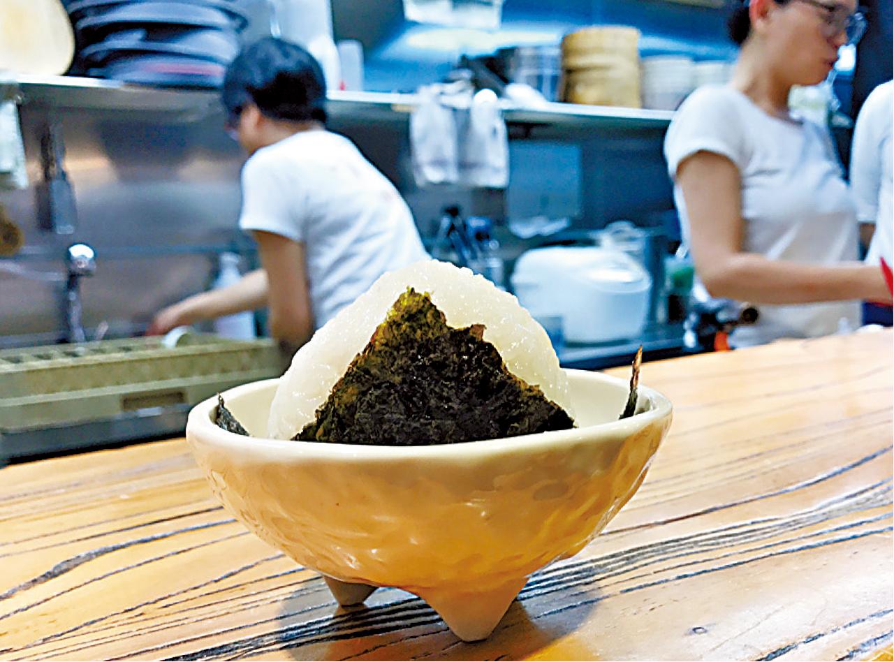 叉燒飯糰,米飯捏得不鬆不緊,吃得時候不會散掉,渾然天成,儼如精美擺設。