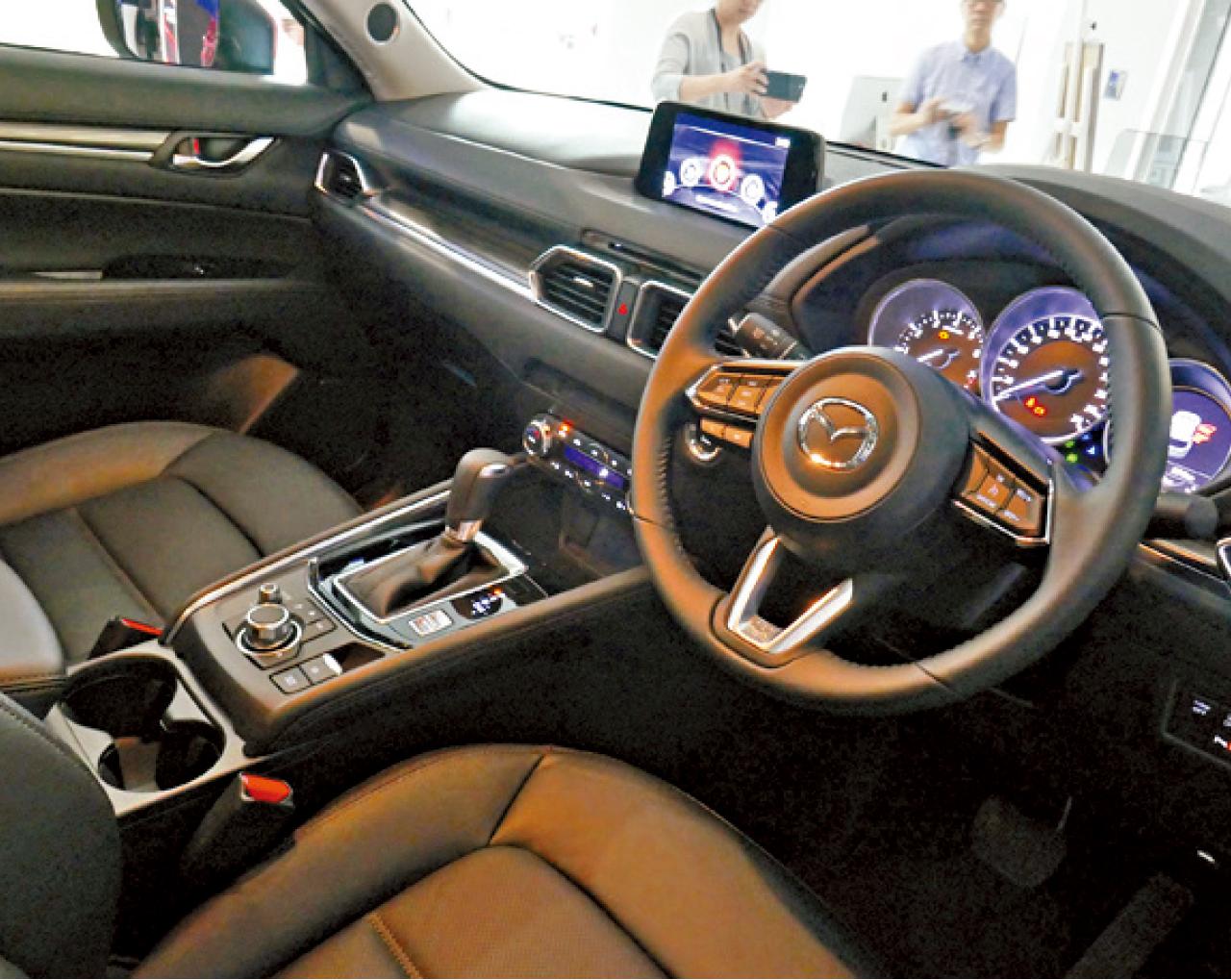 車廂頂置7吋多功能顯示屏,並已連接MZD Connect多媒體系統。