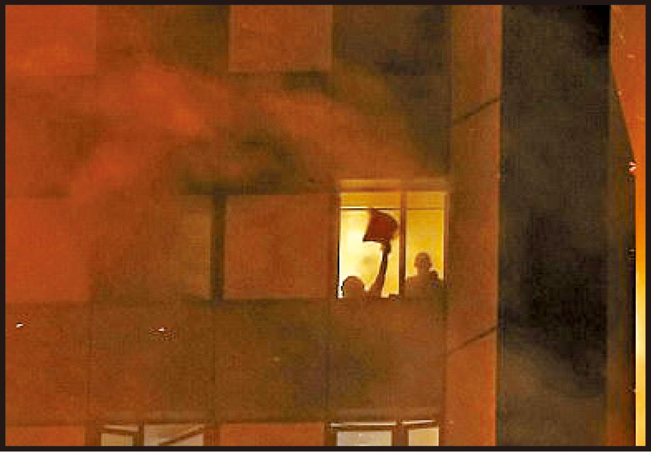 災民在火海中於窗邊揮手求救。