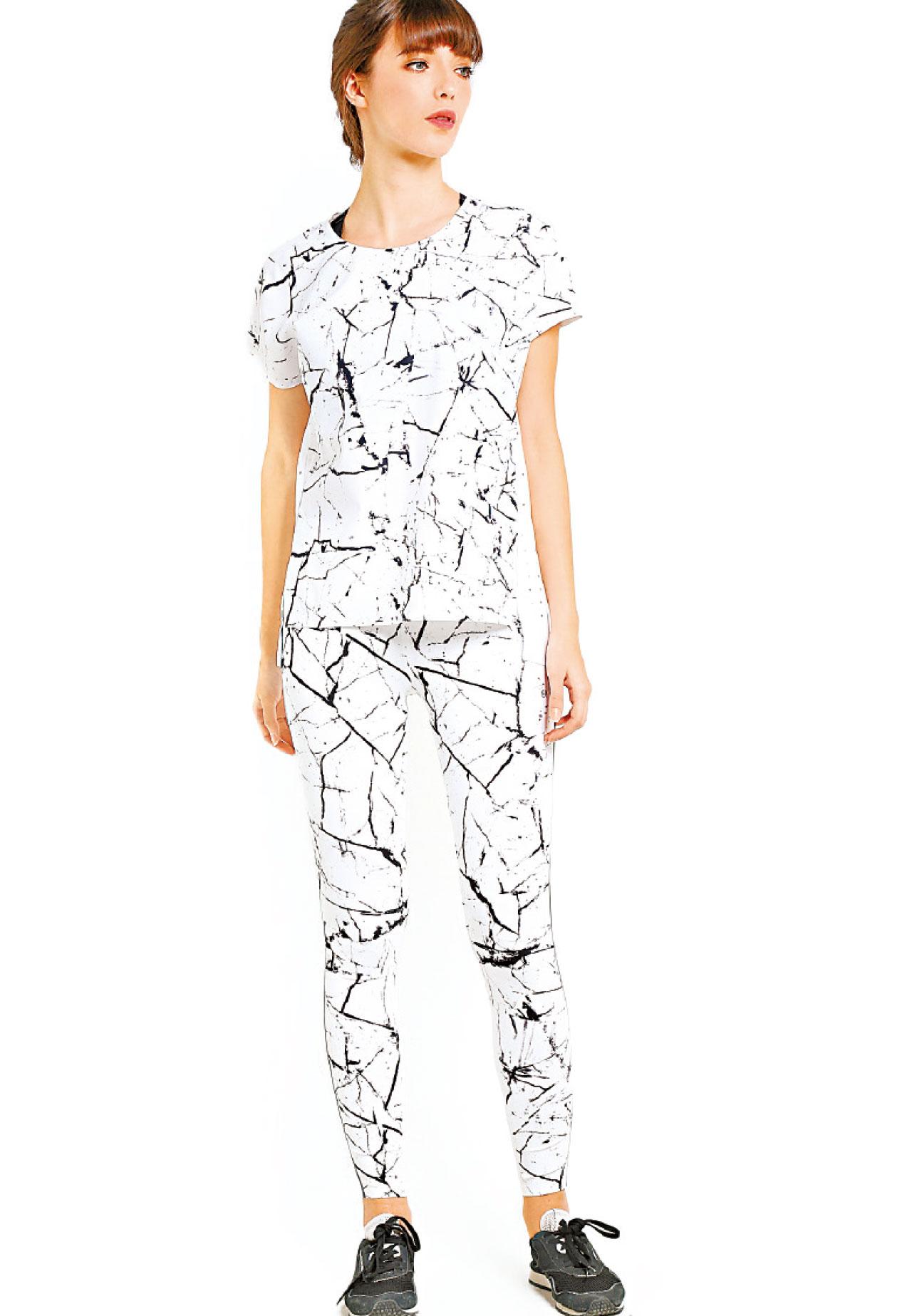 白底黑色不規則雲石圖案上衣配同款長褲,型酷有個性,充滿都會魅力。($790,Calvin Klein by Zalora)