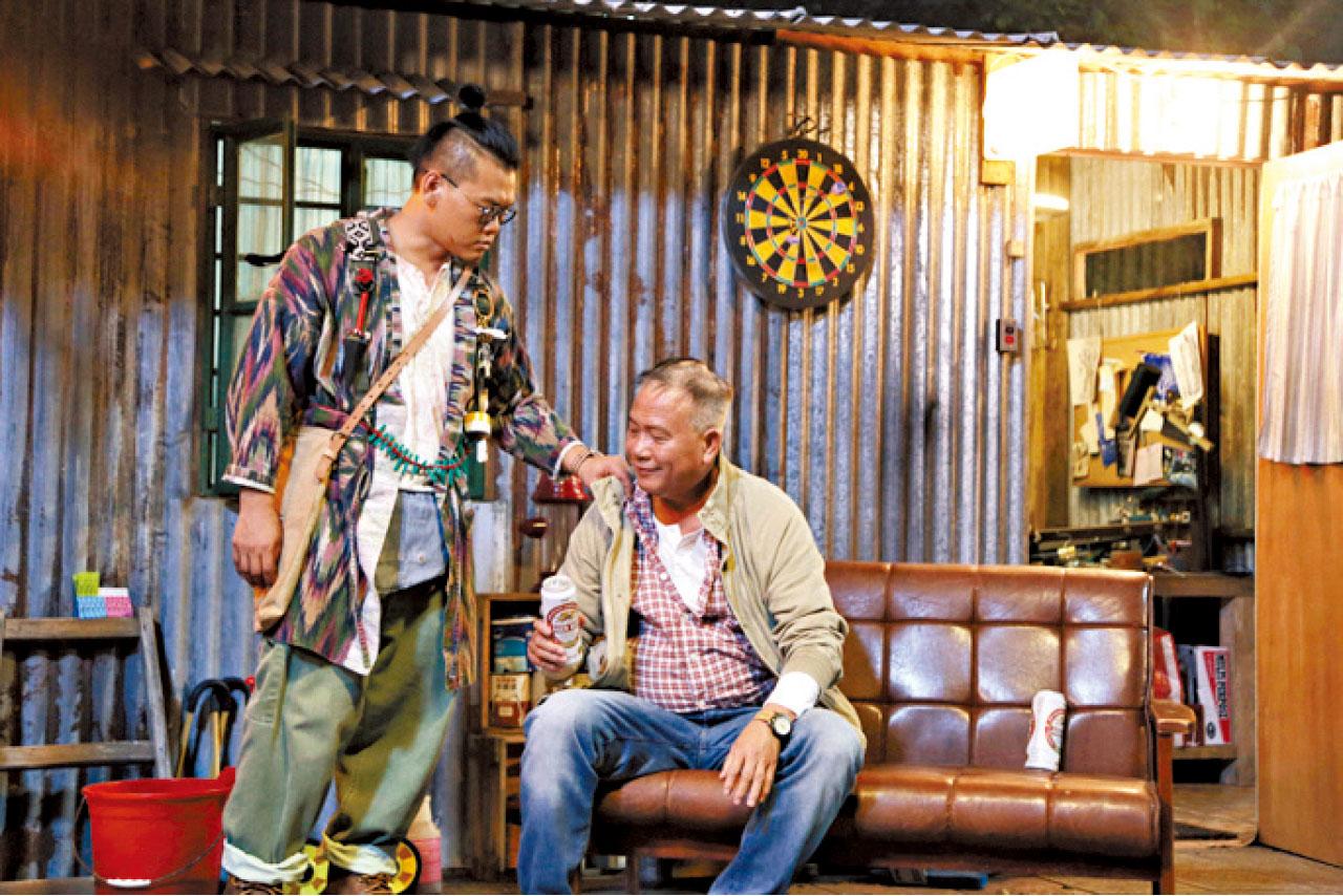 白只與萬梓良合演關係疏離的父子,白只形容近距離偷師的「握手位」。