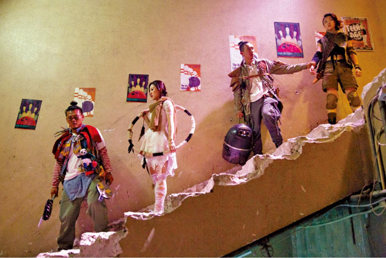 (左起)龍(白只飾)、璇(王敏奕飾)、治讓(張繼聰飾)和女真一(顏卓靈飾)是別人眼中的廢青,遇上喪屍襲港,熱血地以舊式電髮頭笠、呼拉圈、雞蛋仔夾,自製武器打喪屍。