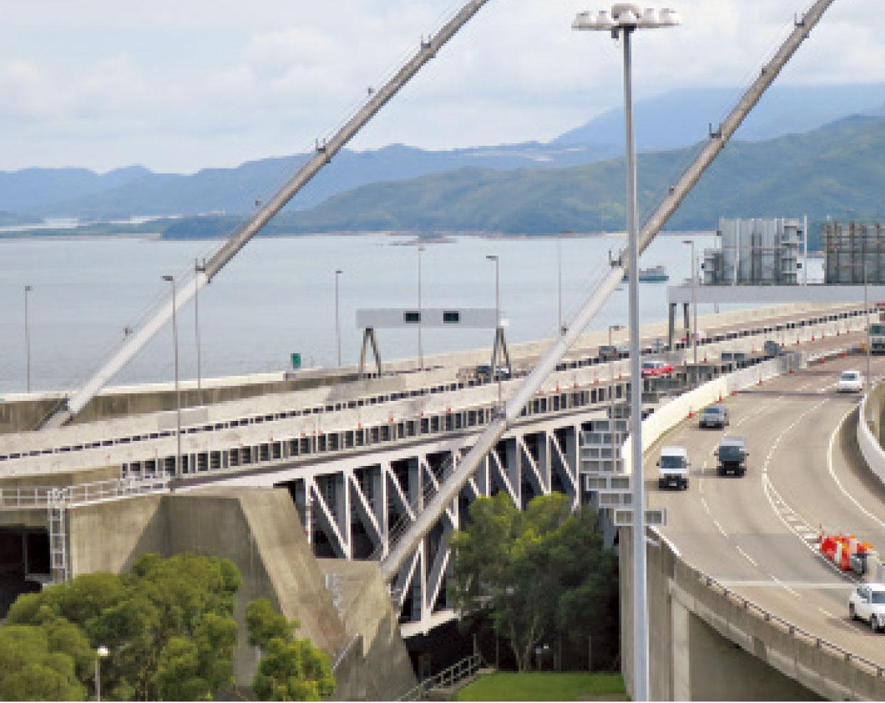 大橋部分位置已髹上新油。