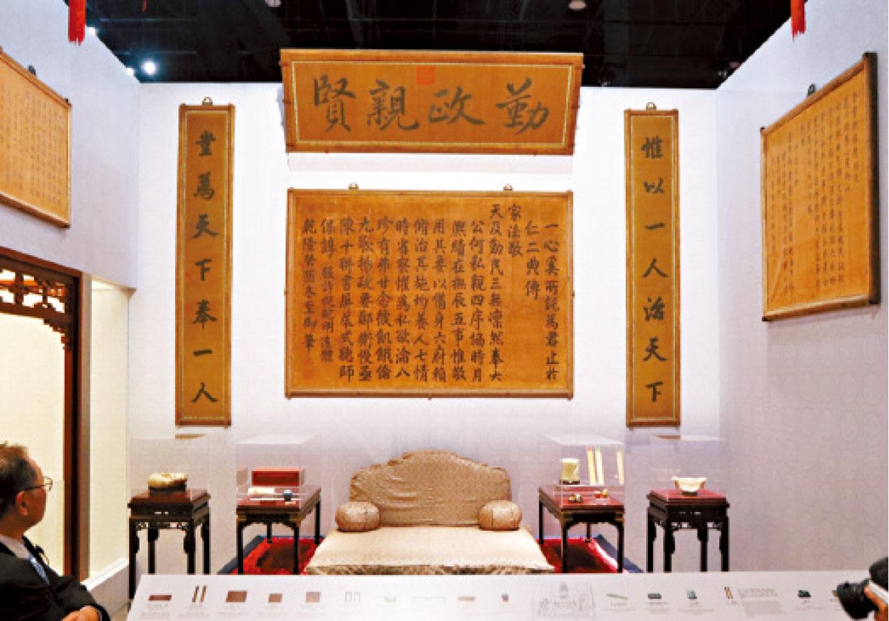 西暖閣的牌匾及對聯是雍正親筆御書。