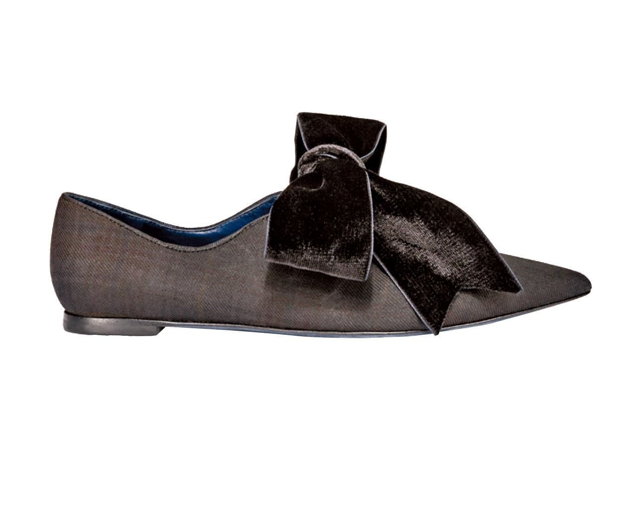 蝴蝶結鞋履營造出優雅自若的風格。