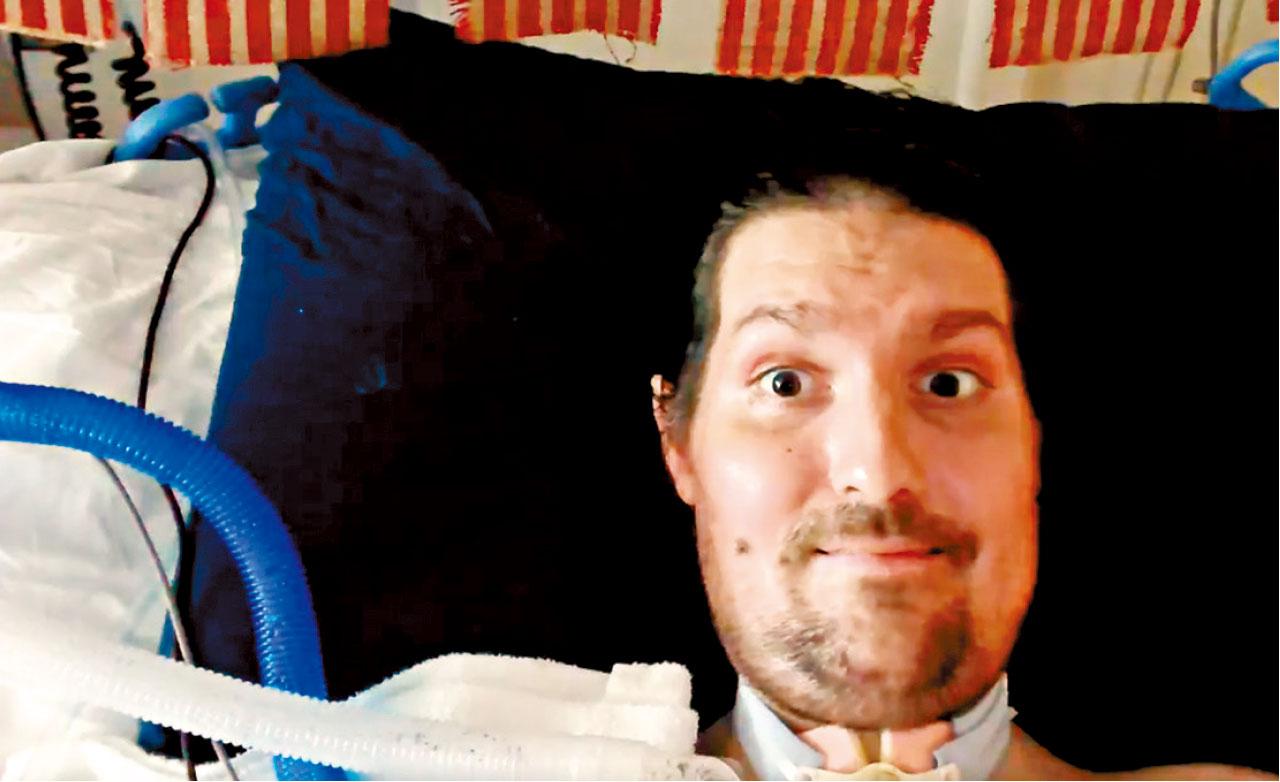 弗雷特斯臥床拍片,但精神不俗。(互聯網)