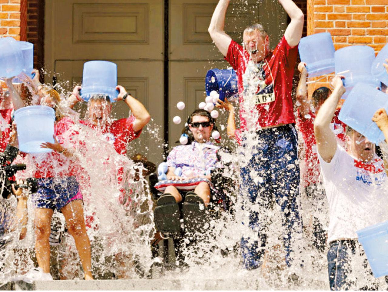 弗雷特斯(中)14年發起冰桶挑戰。(美聯社)