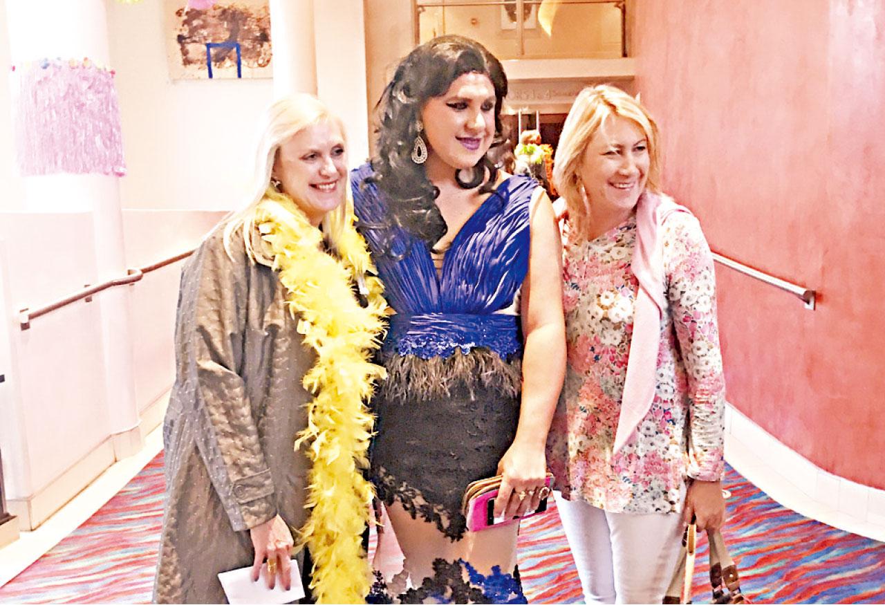 現場觀眾也盛妝出席,邊睇邊唱,像置身一場盛大的華麗派對。