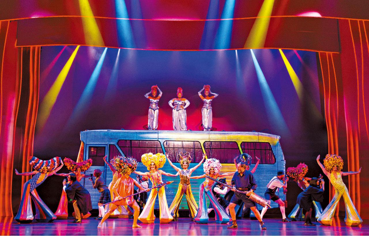 471套服裝、45頂假髮、120對鞋和200頂帽子,就造多個華麗造型。