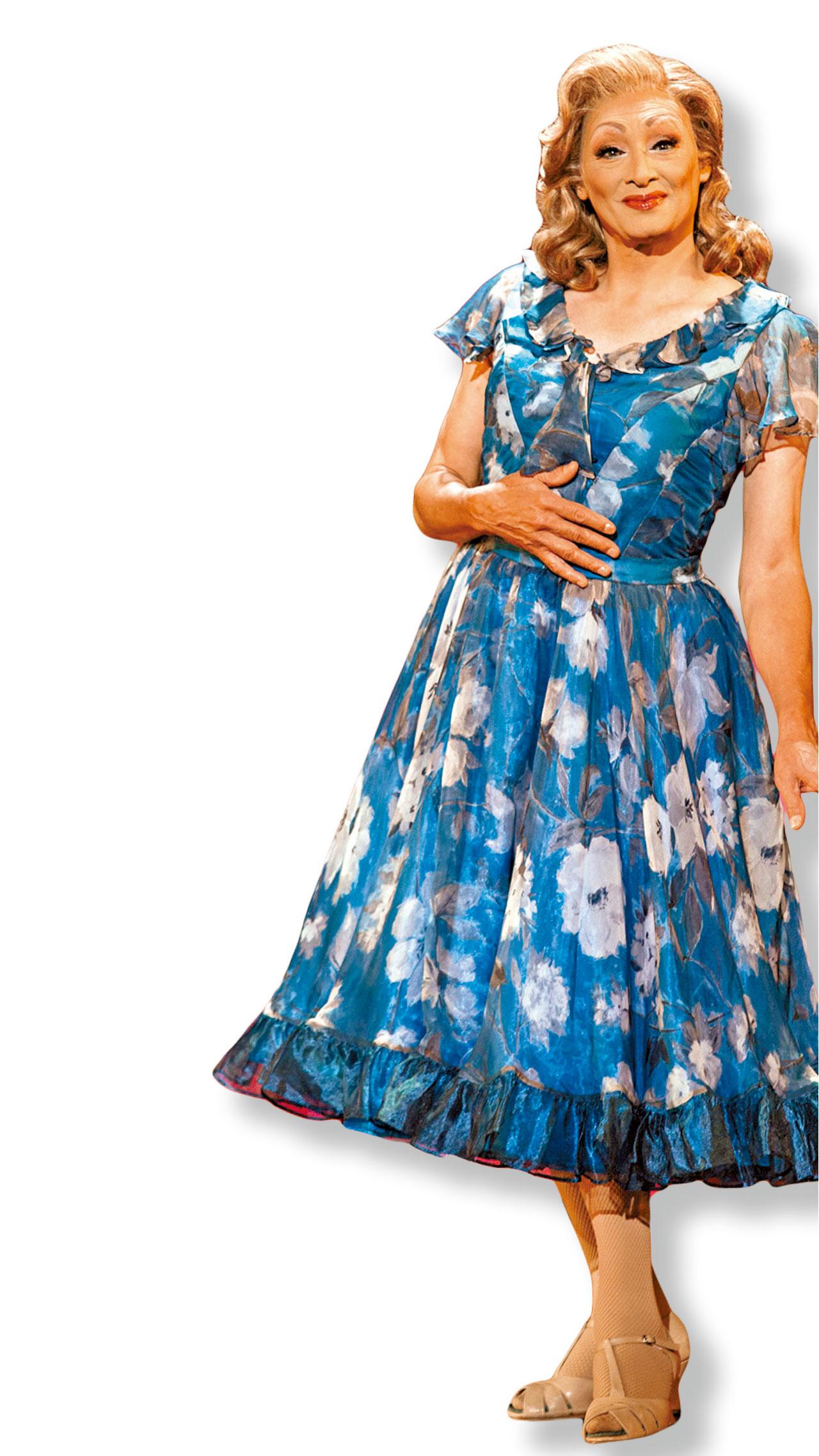 穿上裙子,David Dennis馬上入戲,變成溫婉爾雅的Bernadette。