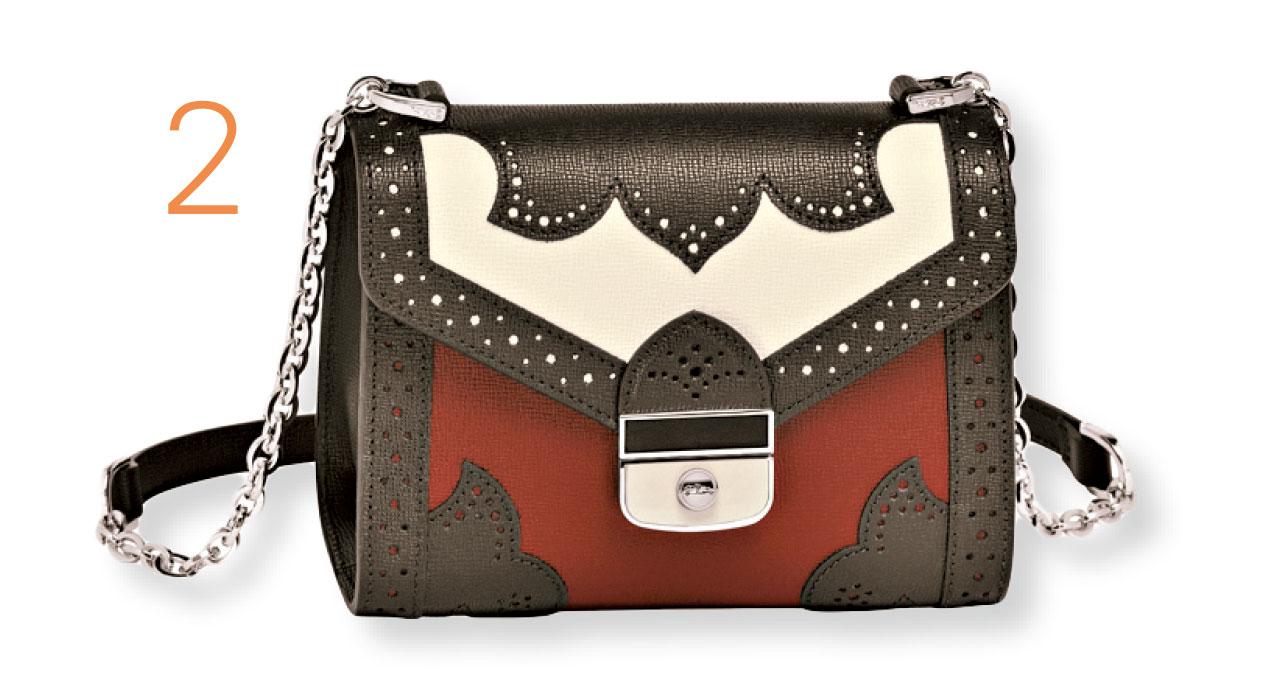 2.優雅線條與阿拉伯式圖案設計,為手袋帶來七十年代的懷舊風情。($4,800,Longchamp)