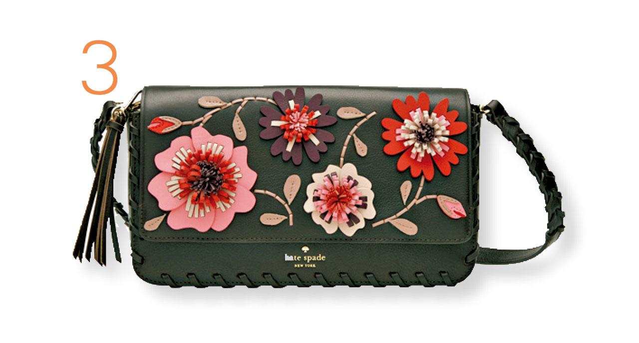 3.嬌俏可人小手袋,綴以立體小花朵,喜歡將公事包跟手袋分開的OL最適合。($4,500,kate spade)