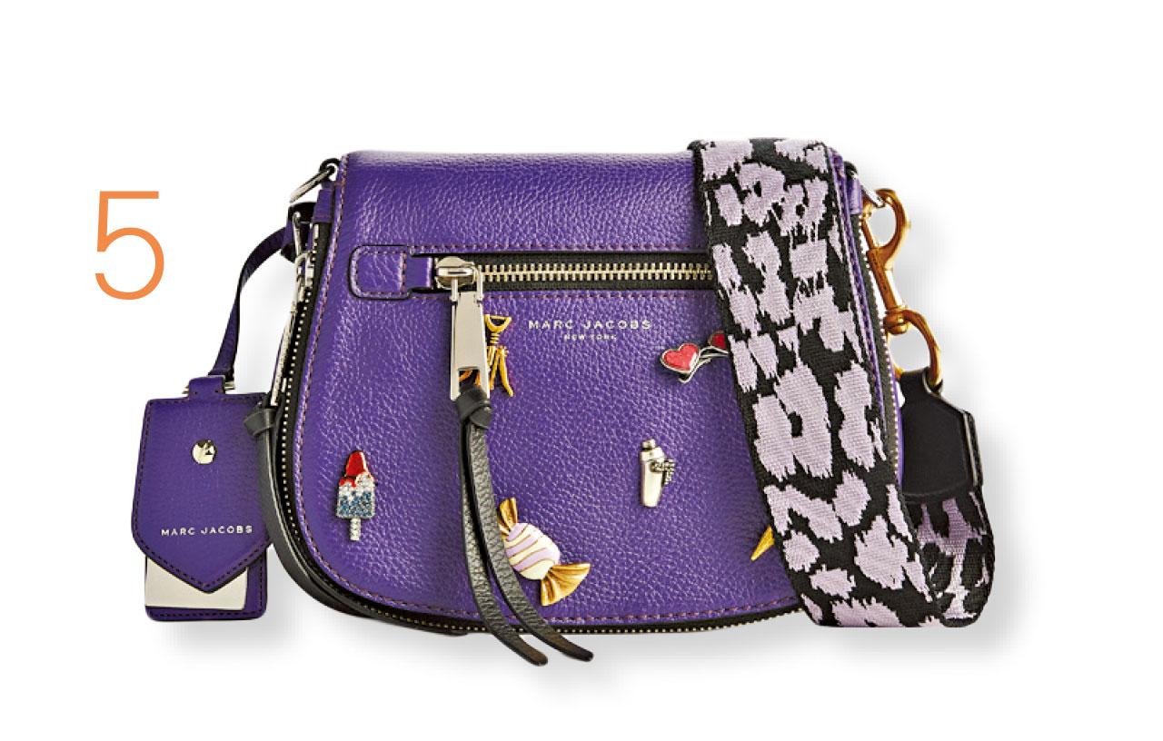 5.紫色shoulder bag在秋日顯得特別耀目,粗身相機帶為它添上活力朝氣。($4,590,Marc Jacobs)