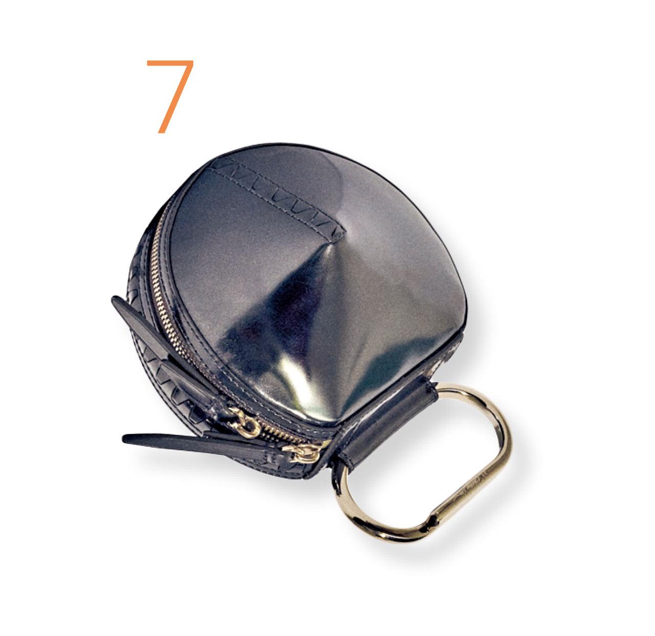 7.外型帶剛強氣質的手挽小手袋,在優雅中添上幾分玩味,的骰設計,姊妹們要養成執手袋的習慣了。($4,390,Phillip Lim)