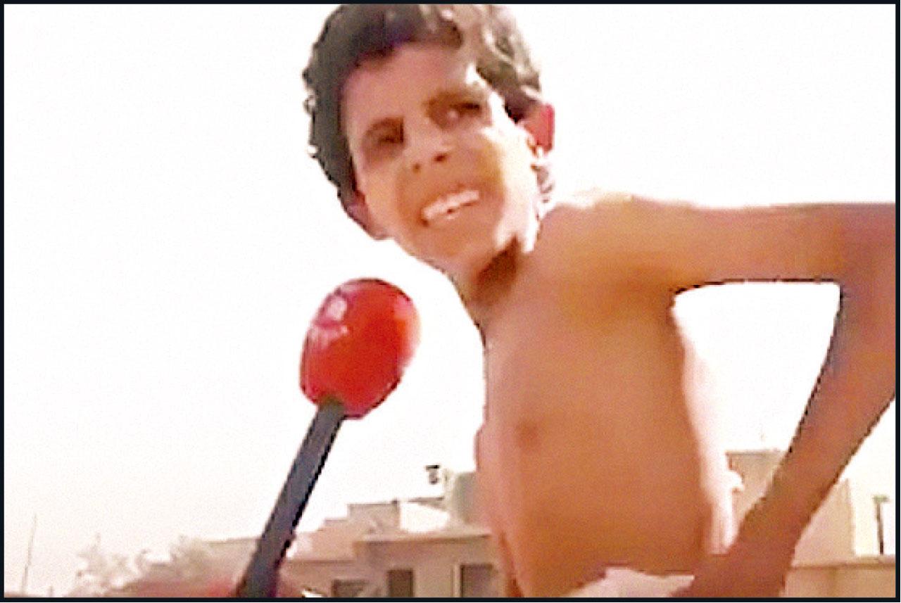 骨瘦如柴的男童躲地底20日。
(互聯網)