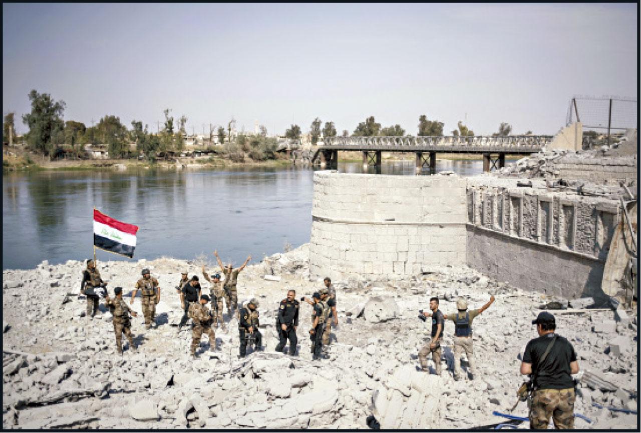 伊軍特種部隊在底格里斯河畔插上國旗。
