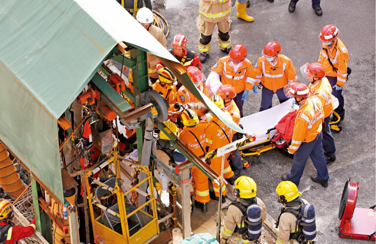 消防員用吊機將工人救出。