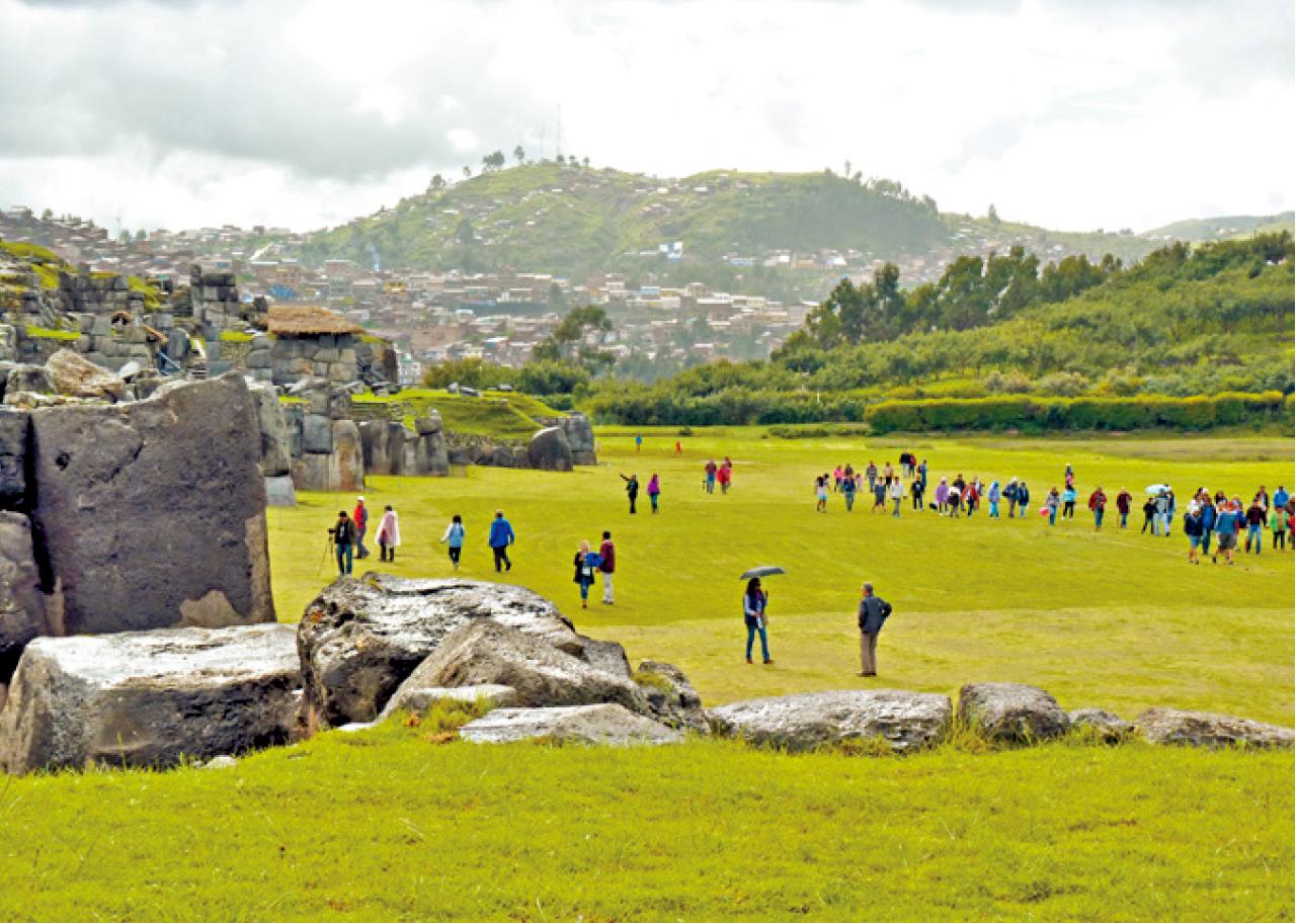 石牆遺跡散落在大平原上。