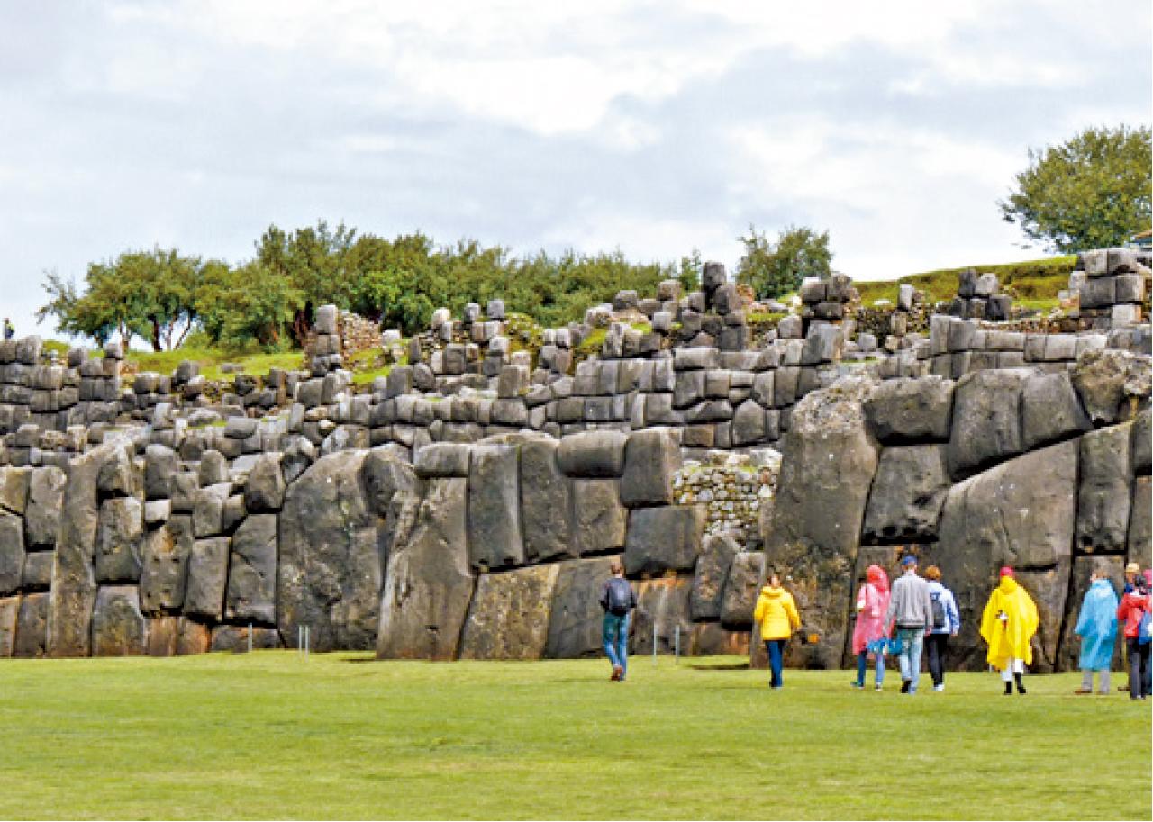 延綿延不盡的巨石陣容,場面壯觀。