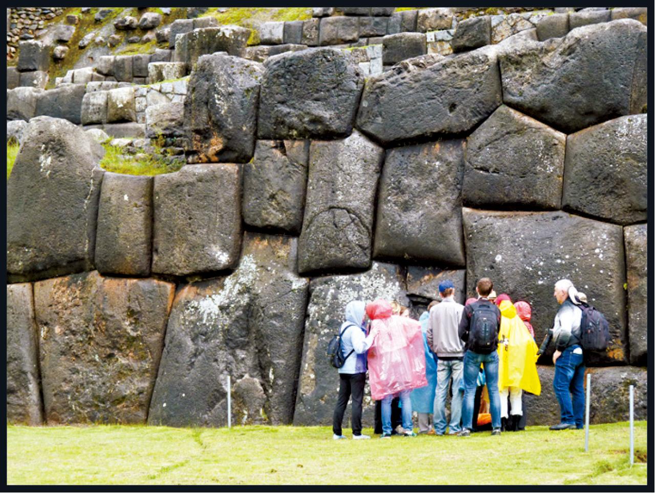 巨石體積比成年人更高大。