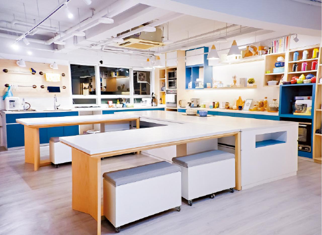 小食堂(The Little Kitchen Cookery Studio)以藍白色為主題布置。