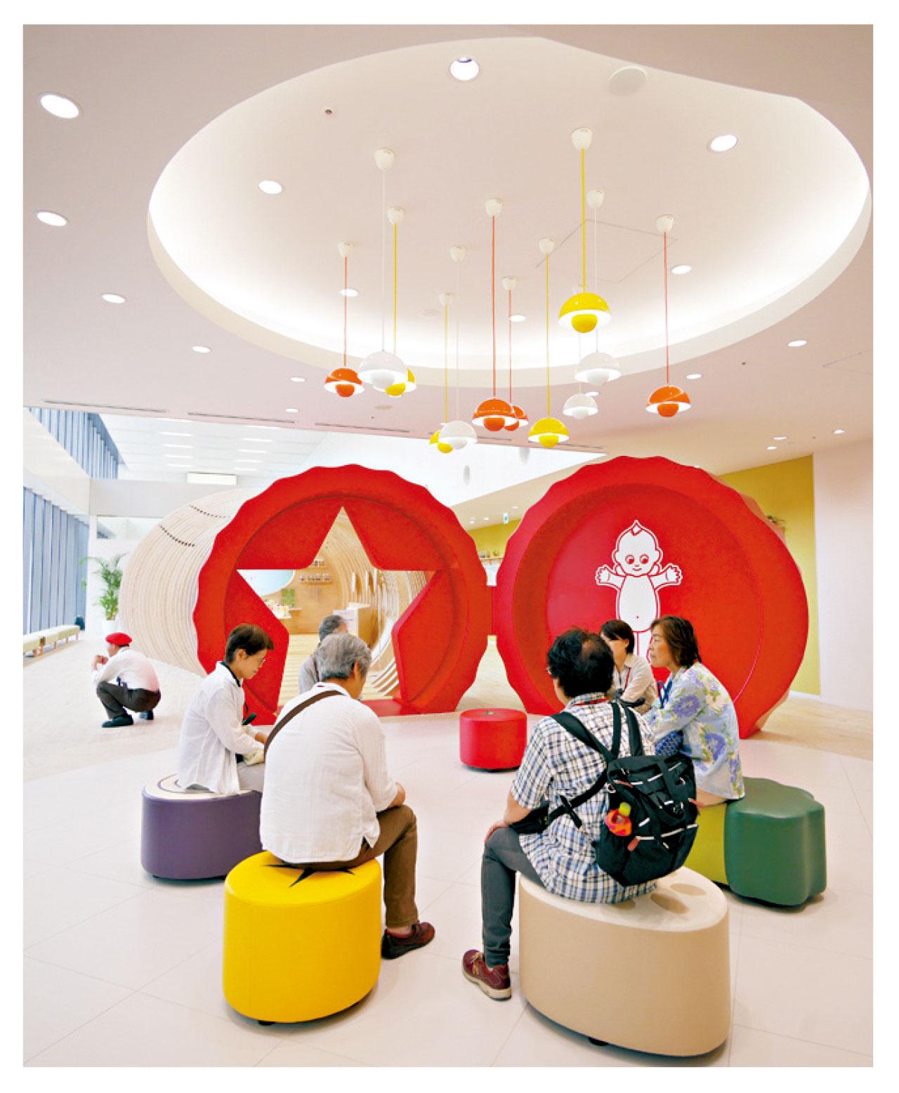 大堂的巨型沙律醬與蔬菜椅子,乃人氣拍照位。