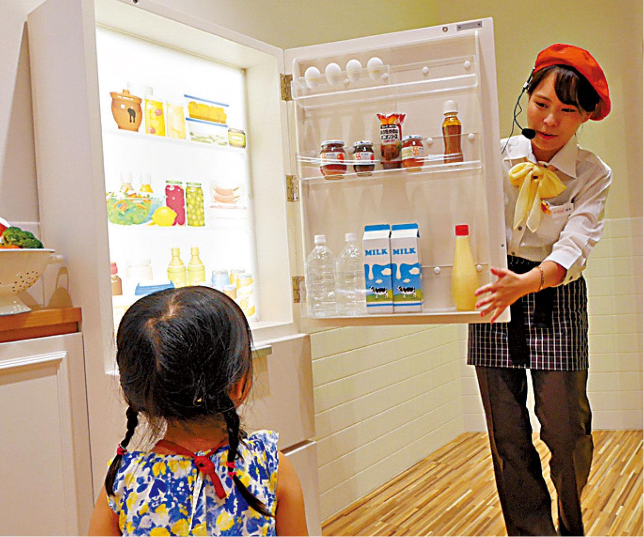 導賞員逐一介紹沙律醬的種種知識,小朋友都聽得投入。