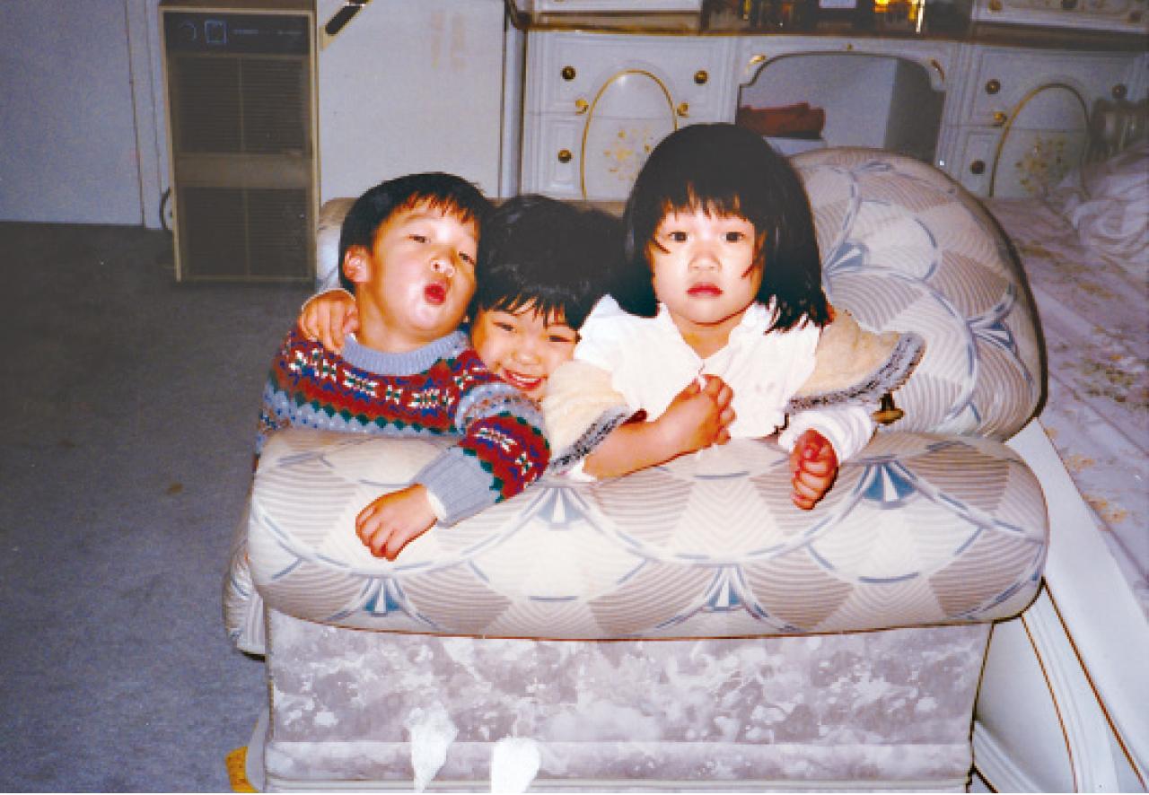 羅君兒小時候與父親羅家駒及姐弟合照。(受訪者提供)